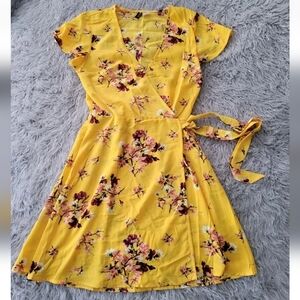 H&M Divided Wrap Dress Yellow Short Sleeve Fit Flare V Neck Mini Floral Tie 6